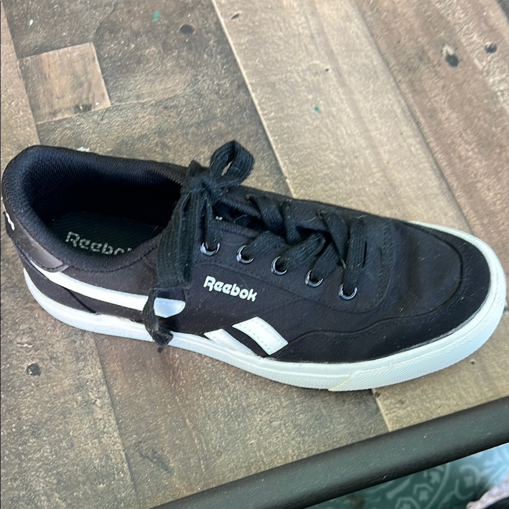 Big kids Reebok Black Classic Sneakers with Retro Design